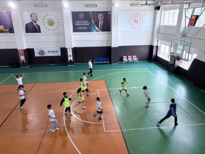 ÖZEL ÖĞRENCİLER İLE ŞAMPİYONLAR AYNI PARKEDE BULUŞTU
