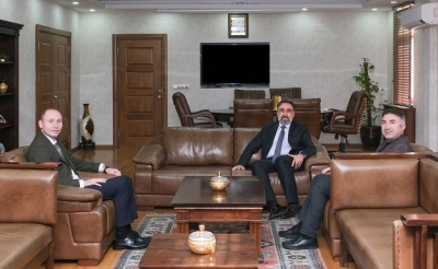 REKTÖR DEMİR’DEN ARTUKLU REKTÖRÜ ÖZCOŞAR’A ZİYARET