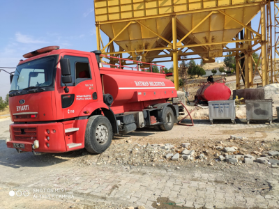 SADECE YANGINA GİTMİYORLAR, HAYVANLARIN SUSUZLUĞUNU DA GİDERİYORLAR