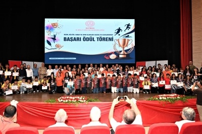 ŞAMPİYON ÖĞRENCİLER ÖDÜLLENDİRİLDİ