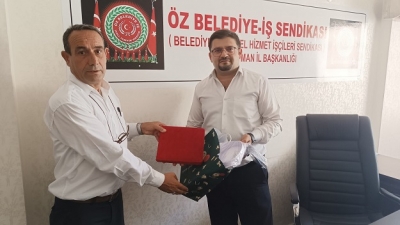 SENDİKADAN DUYARLI ÜYESİNE PLAKET  