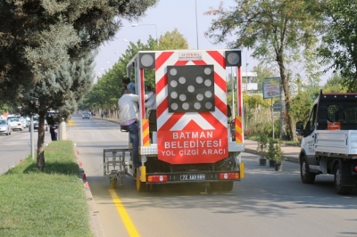 ŞİRİNEVLER MAHALLESİNDE YOL ÇİZGİLERİ BELİRGİNLEŞTİRİLİYOR