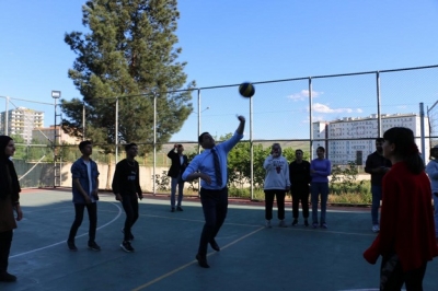 Tunç, ok attı öğrencilerle voleybol oynadı