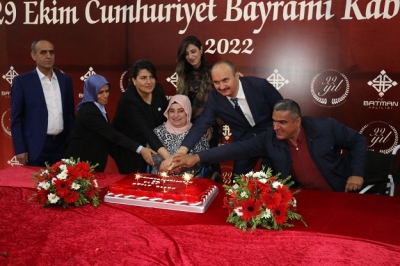 Vali Canalp, 99. Yıl Pastasını Konuklarla Birlikte Kesti