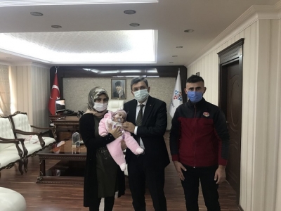 Vali Şahin’den Minik Elif’e İlgi