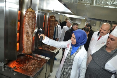 Yemek kazanının başına geçip döner kesti