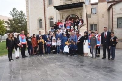 Yetim ve öksüz çocukları konakta ağırladı