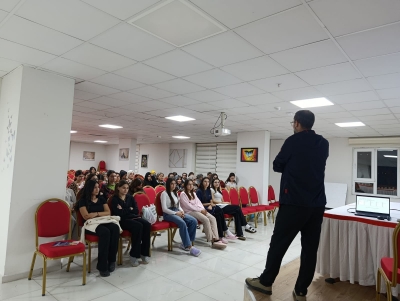 YURT PSİKOLOĞU AHMED AYGÖL’DEN UYUM SEMİNERİ